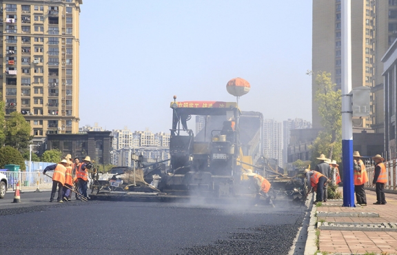 2020年3月20日上午，宜春市高士北路路面改造工程快速推進，施工現場一片繁忙景象